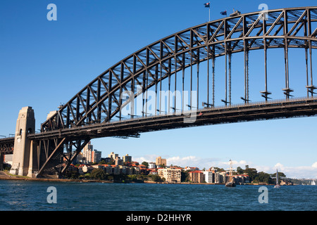 Fahnen von der Sydney Harbour Bridge von der Fähre aus gesehen. Stockfoto
