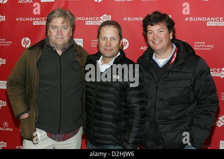 Steve Bannon, Trevor Drinkwater, Jason Netter im Ankunftsbereich für SWEETWATER Premiere beim Sundance Film Festival 2013, Eccles Theatre, Park City, UT 24. Januar 2013. Foto von: James Atoa/Everett Collection Stockfoto