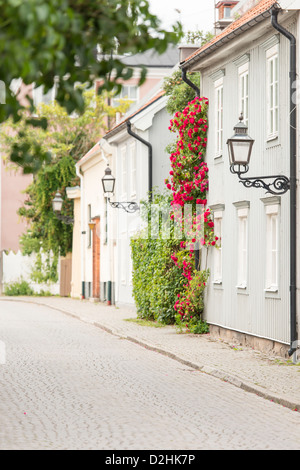 Gasse mit alten Gebäuden im Sommer in Vadstena, Schweden Stockfoto