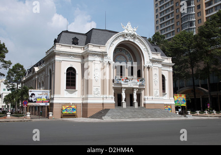 Es ist ein Foto von Ho Chi Min Stadt oder Saigon in Vietnam. Wir sehen Kolonialstil Gebäude wie Hotels, Museum oder theater Stockfoto