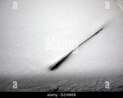 hintere Scheibenwischer auf ein Auto mit Schnee bedeckt Stockfoto