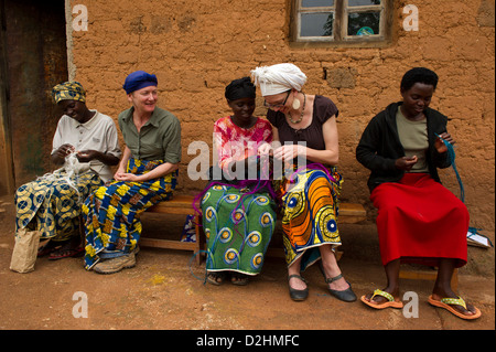 Touristen genießen ein Dorf erleben mit Azizi Leben, Dorf in der Nähe von Muhanga, Ruanda Stockfoto