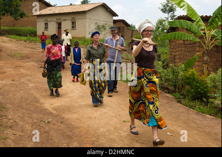 Touristen genießen ein Dorf erleben mit Azizi Leben, Dorf in der Nähe von Muhanga, Ruanda Stockfoto