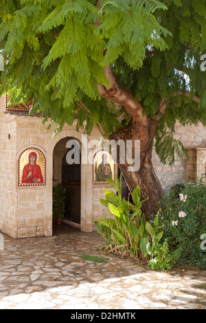 Eingang Tür Agia Paraskevi Kirche in Geroskipou in der Nähe von Paphos Zypern Stockfoto