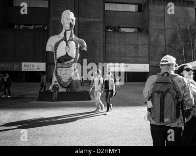 Damien Hyrsts Skulptur JM vor Tate Modern im sonnigen Frühlingstag Stockfoto