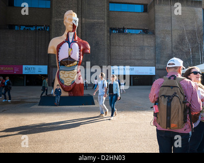 Damien Hyrsts Skulptur JM vor Tate Modern im sonnigen Frühlingstag Stockfoto