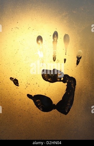 Handabdruck auf dem zugefrorenen Fensterglas Stockfoto