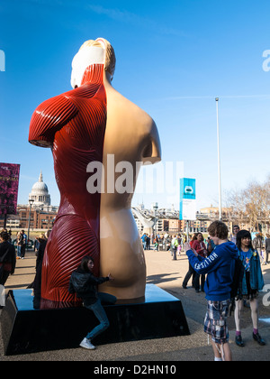 Kinder, die Aufnahme von Damien Hyrsts Skulptur JM vor Tate Modern im sonnigen Frühlingstag Stockfoto