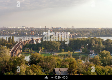 Merefa-Kherson Eisenbahnbrücke mit Bögen über Dnjepr in Dnepropetrovsk, Ukraine. 1914-1932 gebaut. Stockfoto