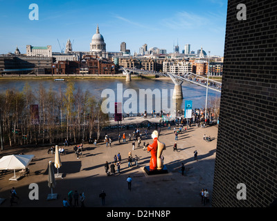 Damien Hyrsts Skulptur JM vor Tate Modern im sonnigen Frühlingstag Stockfoto