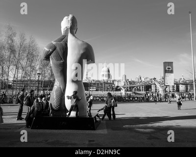 Damien Hyrsts Skulptur JM vor Tate Modern im sonnigen Frühlingstag Stockfoto