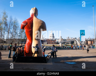 Damien Hyrsts Skulptur JM vor Tate Modern im sonnigen Frühlingstag Stockfoto