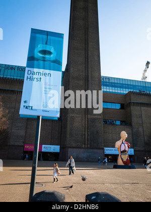 Damien Hyrsts Skulptur JM vor Tate Modern im sonnigen Frühlingstag Stockfoto