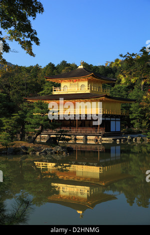 Tempel des goldenen Pavillons, bekannt eine Kinkaku-Ji, ist ein buddhistischer Tempel und ein Weltkulturerbe in Kyoto, Japan. Stockfoto