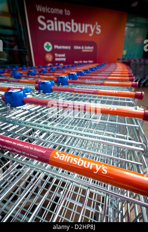 Bath, Großbritannien - 24. April 2011: eine Reihe von Marken Sainsbury Einkaufswagen vor einem Sainsbury Supermarkt in Bad Stockfoto