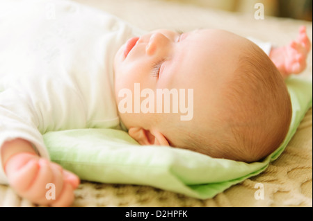 Niedlichen Neugeborenen Baby schlafend im Bett. Geringe Schärfentiefe. Stockfoto