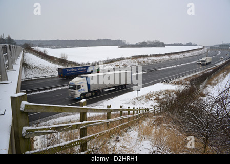 Verkehr auf der Autobahn A1/M im Winterschnee in der Nähe von Leeds, Yorkshire, Vereinigtes Königreich Stockfoto