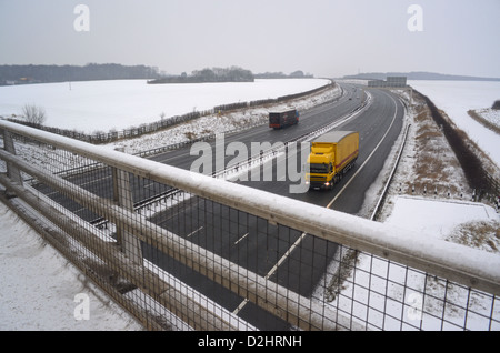 Verkehr auf der Autobahn A1/M im Winterschnee in der Nähe von Leeds, Yorkshire, Vereinigtes Königreich Stockfoto