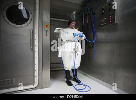 Virologe Lisa Oestereich hält Schutzkleidung, wie sie im Schloss das neue biologische Sicherheit Level 4-Labor der Bernhard-Nocht-Institut für tropische Medizin (BNI) in Hamburg, Deutschland, 25. Januar 2013 steht. Die neue Labroratory trägt zur das Institut Forschung auf tropische Krankheiten, auch gefährliche Krankheiten wie Leishmaniose, Lassa-Fieber, Marburg-Virus und Ebola-Fieber. Foto: CHRISTIAN CHARISIUS Stockfoto