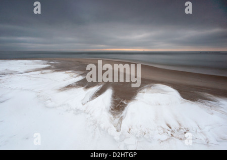 Vom Wind verwehten Schnee auf der Ostsee-Strand, Halbinsel Hel, Nordpolen. Stockfoto