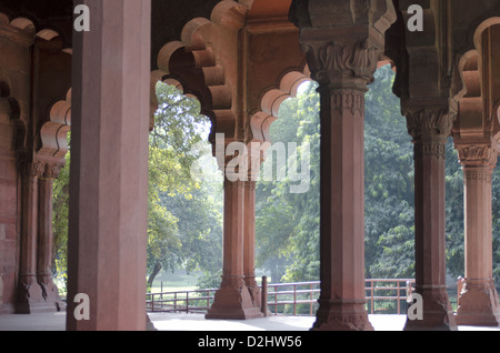 Geschnitzte Säulen der Diwan-E-Aam, erbaut im roten Stein, Red Fort Komplex, Delhi, Indien Stockfoto