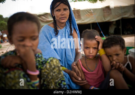 Flüchtlinge aus dem nördlichen Teil von Mali in einem Lager in Burkina Faso im Juni 2012 Stockfoto