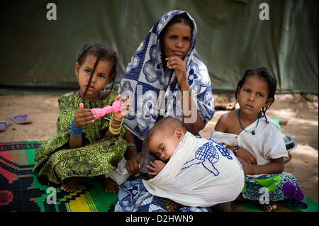 Flüchtlinge aus dem nördlichen Teil von Mali in einem Lager in Burkina Faso im Juni 2012 Stockfoto