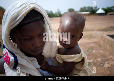 Flüchtlinge aus dem nördlichen Teil von Mali in einem Lager in Burkina Faso im Juni 2012 Stockfoto