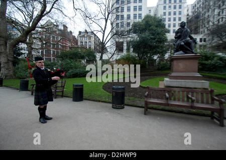 London, UK. 25. Januar 2013.  Eine Piper spielt vor der Statue von Robert Burns in London im Rahmen von Veranstaltungen, die Geburt des schottischen Dichters Robert Burns zu gedenken, die an diesem Tag am 25 Januar (b) 1759 (d) 1796 geboren wurde...  Bildnachweis: Amer Ghazzal / Alamy Live News Stockfoto