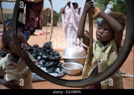 Flüchtlinge aus dem nördlichen Teil von Mali in einem Lager in Burkina Faso im Juni 2012 Stockfoto