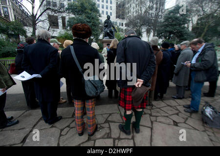 London, UK. 25. Januar 2013.  Mitglieder des Club der Londoner Burns Gedenken den Geburtstag vor der Statue des schottischen Dichters Robert Burns mit Liedern und Gedichten gewidmet.  Bildnachweis: Amer Ghazzal / Alamy Live News Stockfoto