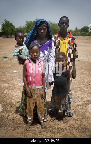 Flüchtlinge aus dem nördlichen Teil von Mali in einem Lager in Burkina Faso im Juni 2012 Stockfoto