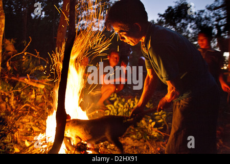 Wandern Sie in den Bergen. Kochen eine Porc um firecamp Stockfoto