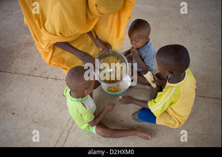 Flüchtlinge aus dem nördlichen Teil von Mali in einem Lager in Burkina Faso im Juni 2012 Stockfoto