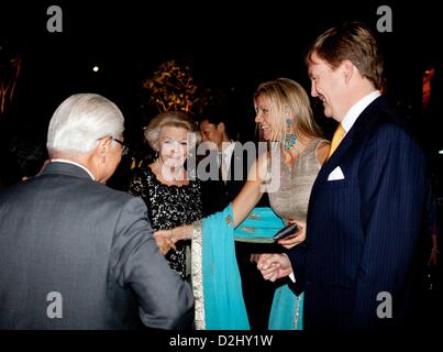 Singapur. 25. Januar 2013. Dutch Queen Beatrix (C), Kronprinz Willem-Alexander und Prinzessin Maxima Singapurs Präsident Tony Tan Ken Yam (L) gehen zu einem Konzert in Singapur, 25. Januar 2013. Die niederländischen Royals sind auf einen zweitägigen Staatsbesuch in Singapur. Foto: Albert Nieboer / Niederlande, / Alamy Live News Stockfoto