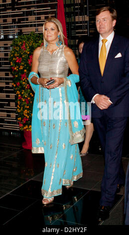 Singapur. 25. Januar 2013. Holländische Prinzessin Maxima und Prinz Willem-Alexander kommen für ein Konzert in Singapur, 25. Januar 2013. Die niederländischen Royals sind auf einen zweitägigen Staatsbesuch in Singapur. Foto: Albert Nieboer / Niederlande, / Alamy Live News Stockfoto