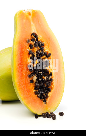 Ganze und halbe Papaya-Früchte auf weißem Hintergrund Stockfoto
