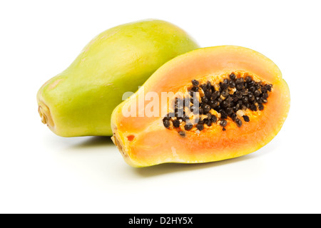 Ganze und halbe Papaya-Früchte auf weißem Hintergrund Stockfoto