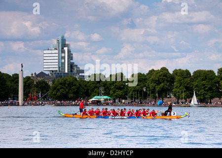 Drachenboot Rennen am künstlichen See Maschsee und die Norddeutsche Landesbank im Hintergrund, Hannover, Niedersachsen, Deutschland Stockfoto