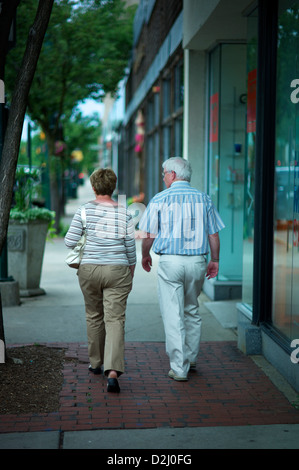 Ansicht der Rückseite des Senior Paar auf bürgersteig während des Tages Stockfoto