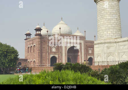 Taj Mahal Moschee in rotem Sandstein und Marmor gebaut. Taj Mahal Komplex, Agra, Uttar Pradesh, Indien Stockfoto