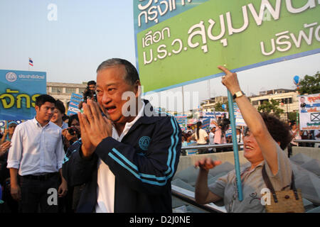 Bangkok, Thailand. 25. Januar 2013. Herr Sukhumbhand Paribatra Gruß seine Anhänger vor der Fortsetzung seiner Kampagne auf der Bühne. Bangkok, Thailand. Ehemaliger Bangkok Gouverneur Sukhumbhand Paribatra, die 15. Bangkok Gouverneur im Jahr 2009, die zur Wiederwahl unter Opposition Democrat Party Banner erste Hauptrede in Bangkok City Hall ausgeführt wird. Die ehemalige Gouverneur von Bangkok sagte wenn er wiedergewählt wird, wird seine vierjährige Erfahrung geben ihm einen Vorteil, seine Arbeit fortzusetzen.  Die 16. Bangkok Gouverneur Wahl ist am 3. März 2013. Bildnachweis: Piti A Sahakorn / Alamy Live News Stockfoto