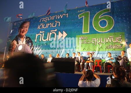 Bangkok, Thailand. 25. Januar 2013. Bangkok, Thailand Firmensitz Sukhumbhand Paribatra Gruppenphase Kampagne. Ehemaliger Bangkok Gouverneur Sukhumbhand Paribatra, die 15. Bangkok Gouverneur im Jahr 2009, die zur Wiederwahl unter Opposition Democrat Party Banner erste Hauptrede in Bangkok City Hall ausgeführt wird. Die ehemalige Gouverneur von Bangkok sagte wenn er wiedergewählt wird, wird seine vierjährige Erfahrung geben ihm einen Vorteil, seine Arbeit fortzusetzen.  Die 16. Bangkok Gouverneur Wahl ist am 3. März 2013. Bildnachweis: Piti A Sahakorn / Alamy Live News Stockfoto