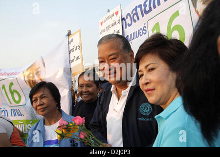 Bangkok, Thailand. 25. Januar 2013. Herr Sukhumbhand Paribatra Gruß seine Anhänger vor der Fortsetzung seiner Kampagne auf der Bühne. Bangkok, Thailand. Ehemaliger Bangkok Gouverneur Sukhumbhand Paribatra, die 15. Bangkok Gouverneur im Jahr 2009, die zur Wiederwahl unter Opposition Democrat Party Banner erste Hauptrede in Bangkok City Hall ausgeführt wird. Die ehemalige Gouverneur von Bangkok sagte wenn er wiedergewählt wird, wird seine vierjährige Erfahrung geben ihm einen Vorteil, seine Arbeit fortzusetzen.  Die 16. Bangkok Gouverneur Wahl ist am 3. März 2013. Bildnachweis: Piti A Sahakorn / Alamy Live News Stockfoto