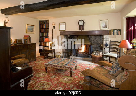 Traditionell Ferienhaus Wohnzimmer mit Kaminofen log eingerichtet. Stockfoto