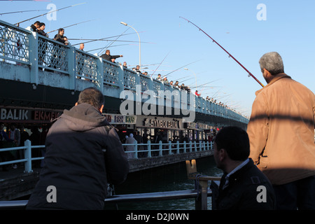 Menschen, die Angeln vom Galata-Brücke, Istanbul, Türkei. Stockfoto