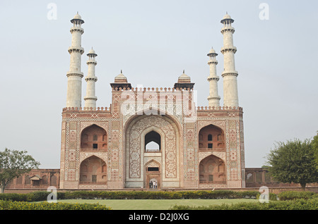 Externer Eingang von Akbars Grabmal, Sikandra, Agra, Uttar Pradesh, Indien Stockfoto