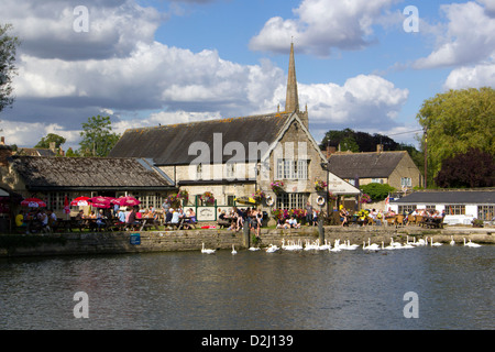 Ein beschäftigt am Flussufer Gastgarten im Sommersonnenschein auf der Themse in Lechlade, Gloucestershire, UK Stockfoto