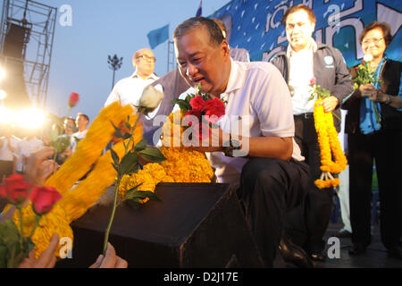 Bangkok, Thailand. 25. Januar 2013. Herr Sukhumbhand Paribatra Reciving Blumen von seinen Anhängern vor Fortsetzung seiner Kampagne auf der Bühne. Bangkok, Thailand. Ehemaliger Bangkok Gouverneur Sukhumbhand Paribatra, die 15. Bangkok Gouverneur im Jahr 2009, die zur Wiederwahl unter Opposition Democrat Party Banner erste Hauptrede in Bangkok City Hall ausgeführt wird. Die ehemalige Gouverneur von Bangkok sagte wenn er wiedergewählt wird, wird seine vierjährige Erfahrung geben ihm einen Vorteil, seine Arbeit fortzusetzen.  Die 16. Bangkok Gouverneur Wahl ist am 3. März 2013. Bildnachweis: Piti A Sahakorn / Alamy Live News Stockfoto