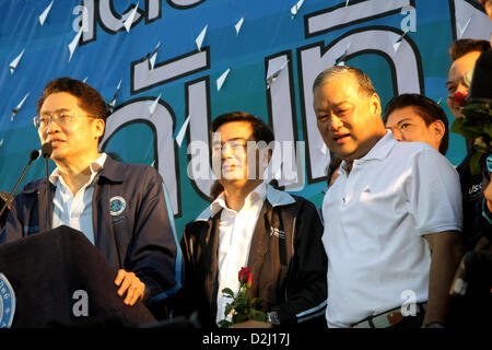 Bangkok, Thailand. 25. Januar 2013. Bangkok, Thailand. Herr Sukhumbhand Paribatra stehend mit Abhisit Vejjajiva einer ehemaligen Thailand Premierminister und Führer der Demokratischen Partei. Ehemaliger Bangkok Gouverneur Sukhumbhand Paribatra, die 15. Bangkok Gouverneur im Jahr 2009, die zur Wiederwahl unter Opposition Democrat Party Banner erste Hauptrede in Bangkok City Hall ausgeführt wird. Die ehemalige Gouverneur von Bangkok sagte wenn er wiedergewählt wird, wird seine vierjährige Erfahrung geben ihm einen Vorteil, seine Arbeit fortzusetzen.  Die 16. Bangkok Gouverneur Wahl ist am 3. März 2013. Bildnachweis: Piti A Sahakorn / Alamy Live Ne Stockfoto